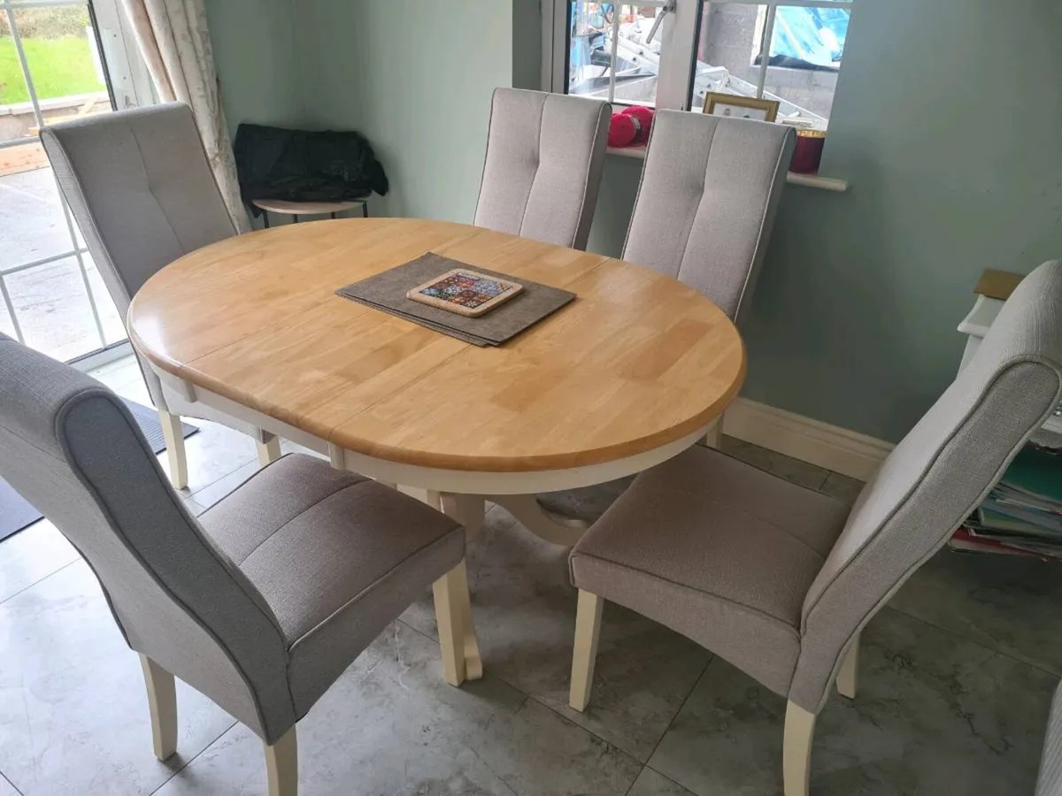 Table and chairs - Image 3