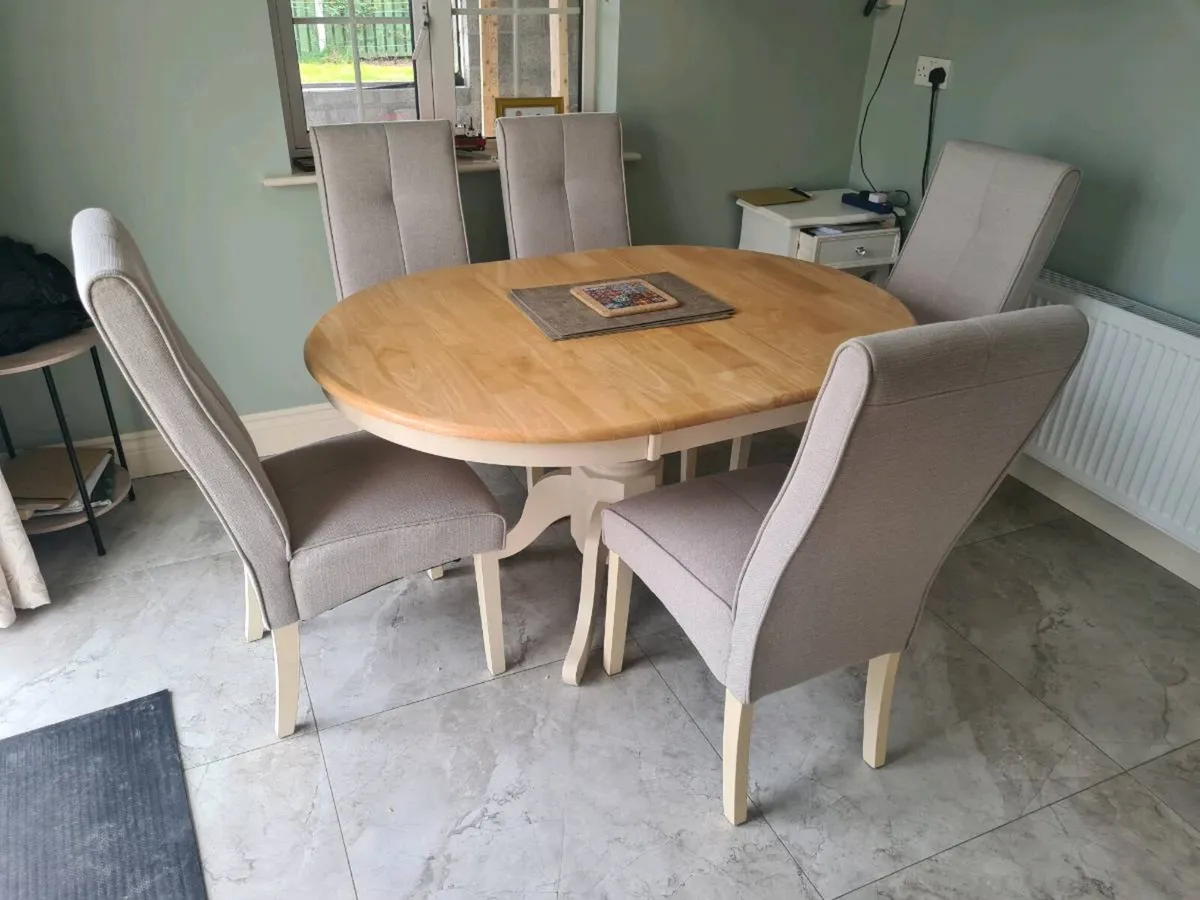 Table and chairs - Image 4