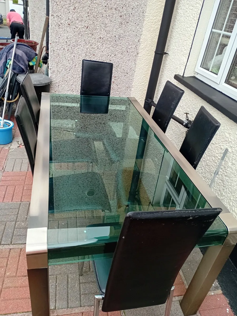 Dining table and 6 chairs - Image 2