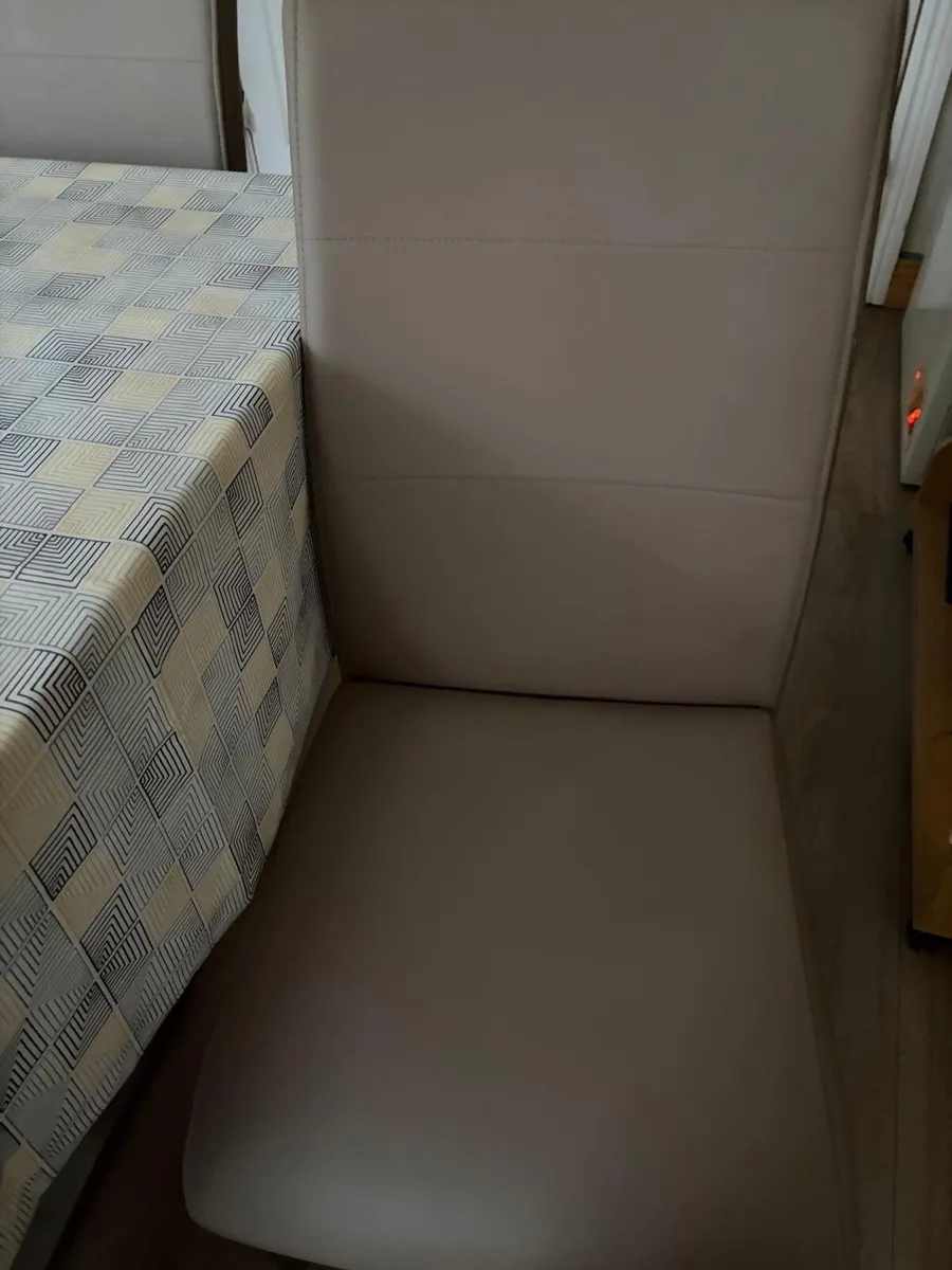 Table and Chairs - Image 3