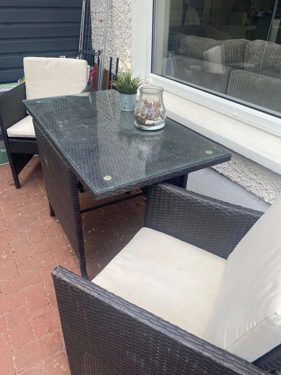 Rattan table and 2 chairs - Image 1