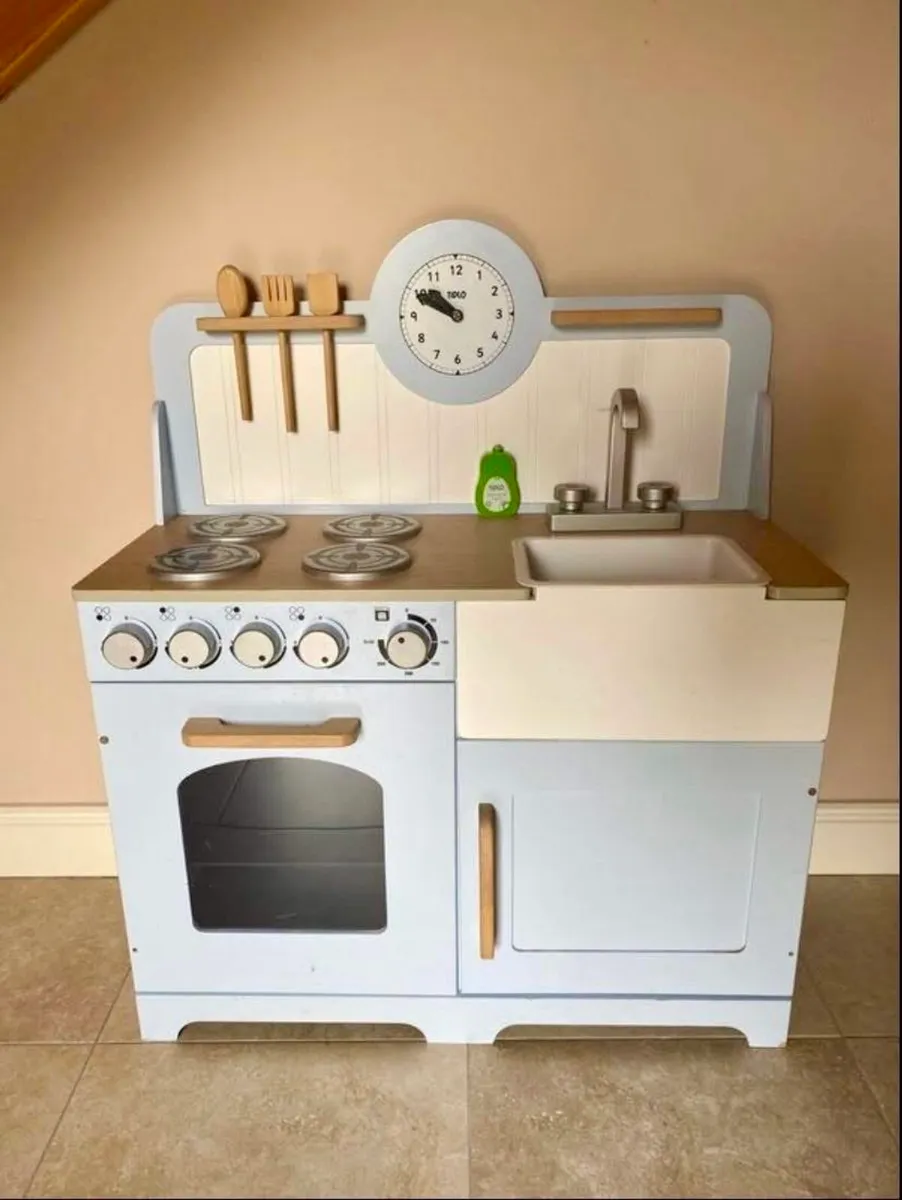 Toy kitchen