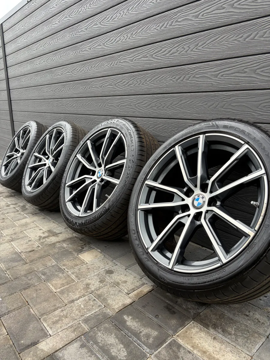 18” GENUINE BMW G20 ALLOY WHEELS & TYRES - Image 1