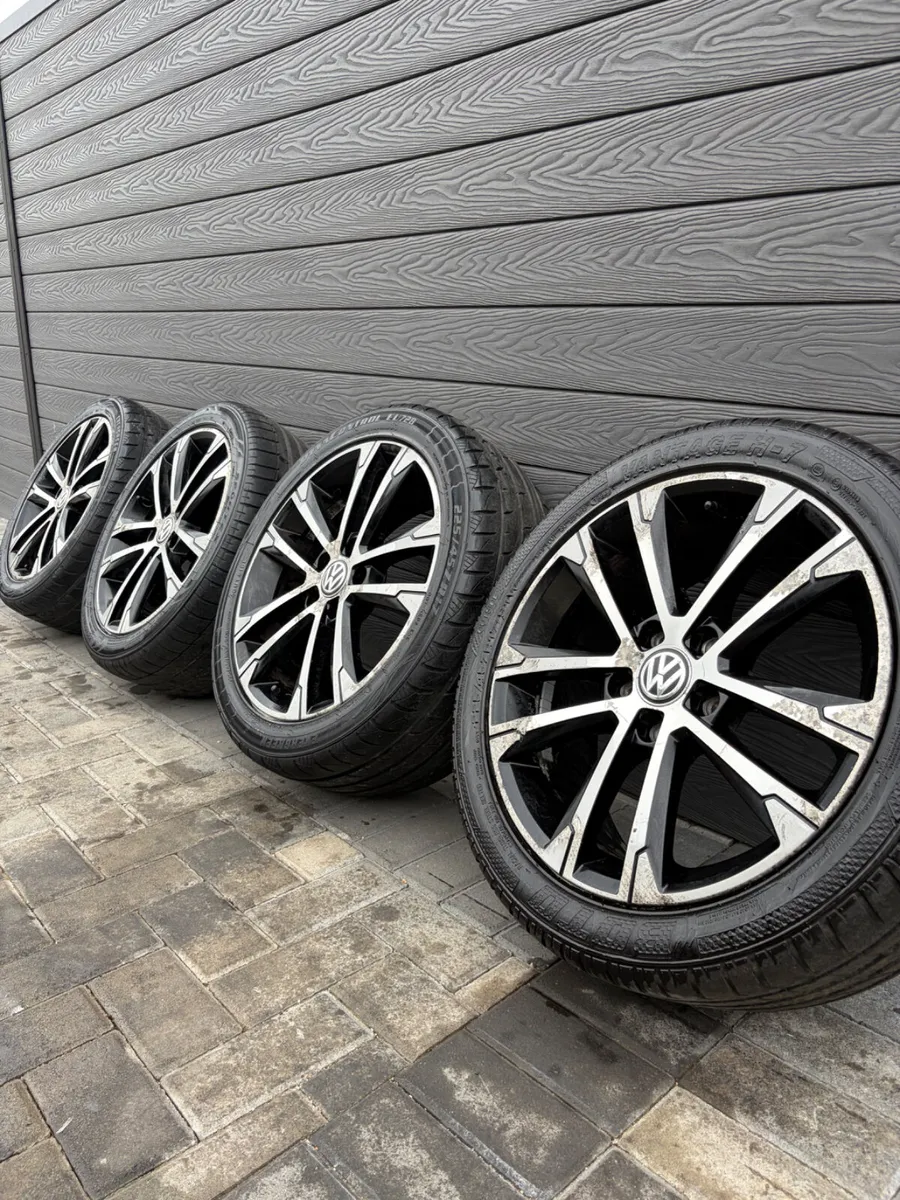 17” GENUINE VOLKSWAGEN GOLF ALLOY WHEELS & TYRES - Image 1