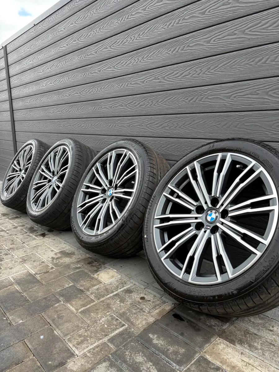 18” GENUINE BMW G20 ALLOY WHEELS & TYRES - Image 1