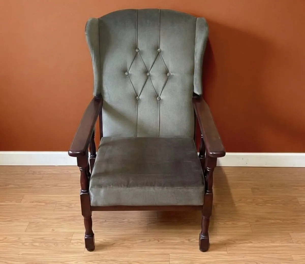 Elegant Grey Tufted Accent Armchair – High Back - Image 2