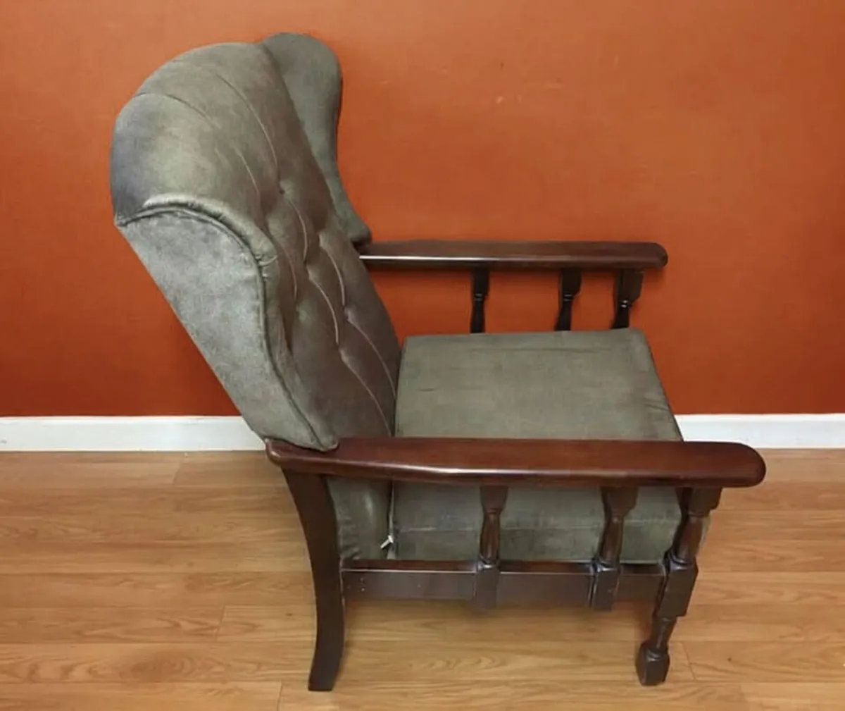 Elegant Grey Tufted Accent Armchair – High Back - Image 4