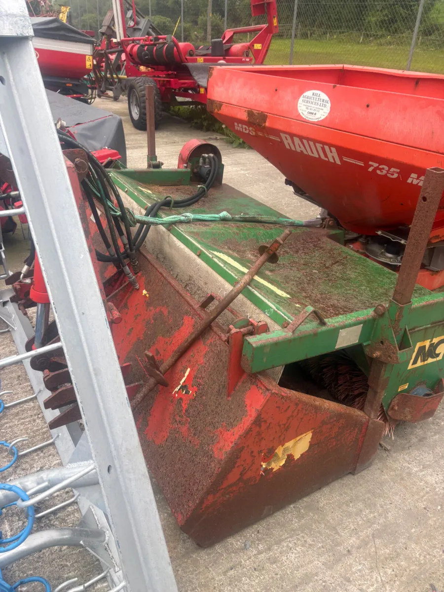NC ROAD SWEEPER AND BUCKET - Image 2