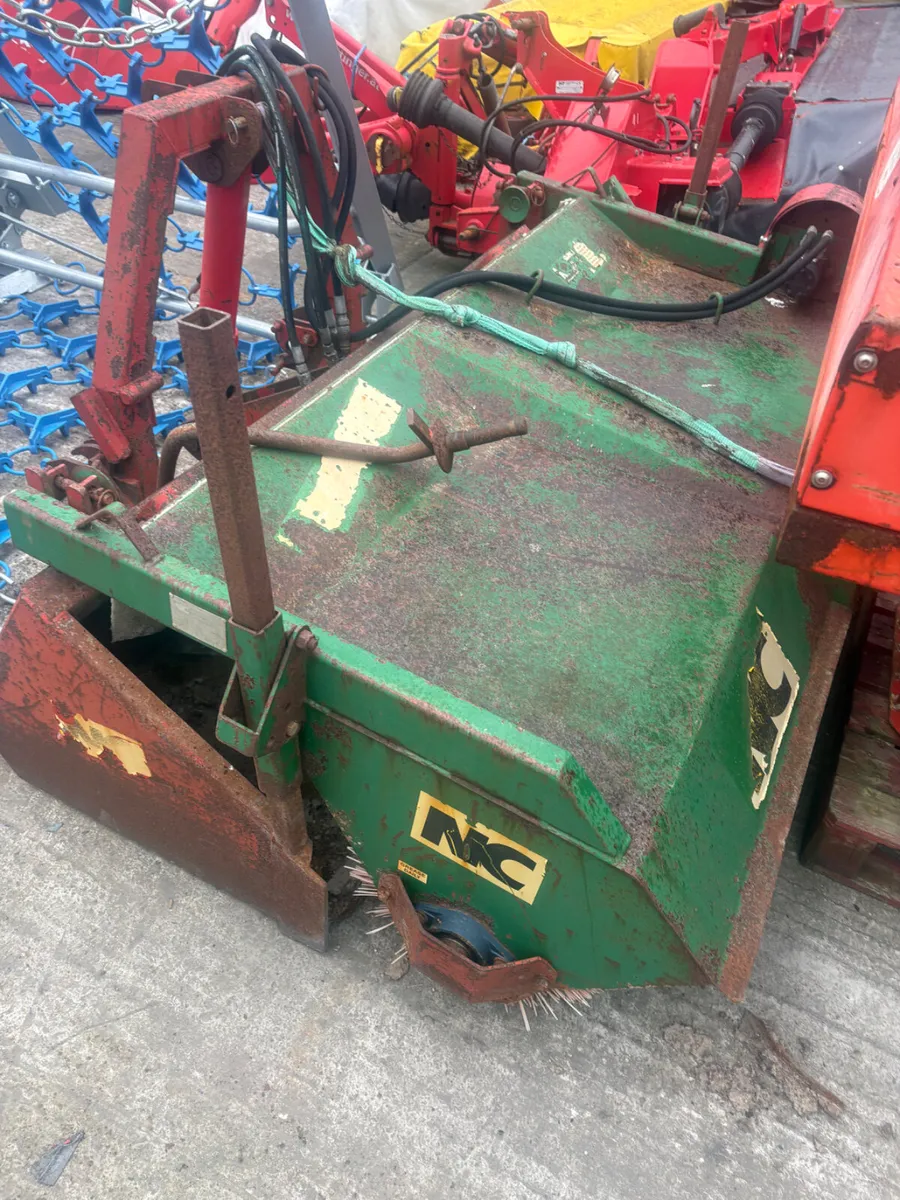 NC ROAD SWEEPER AND BUCKET - Image 1