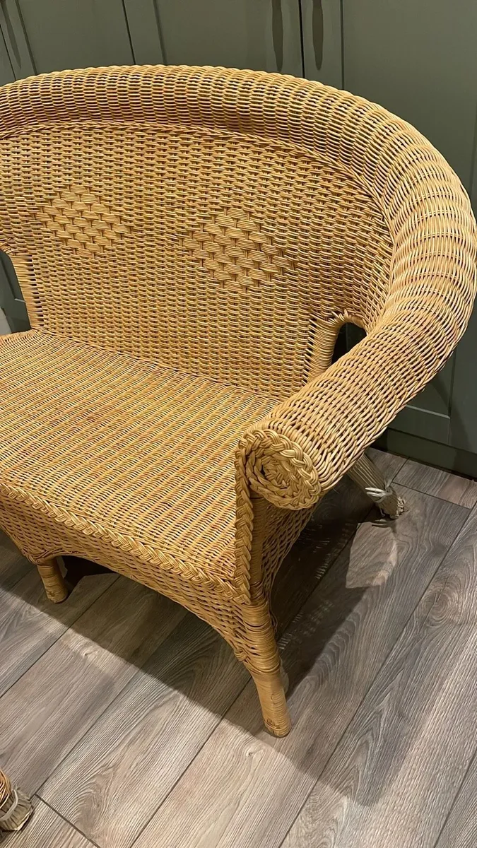Cane love seat with coffee table - Image 4