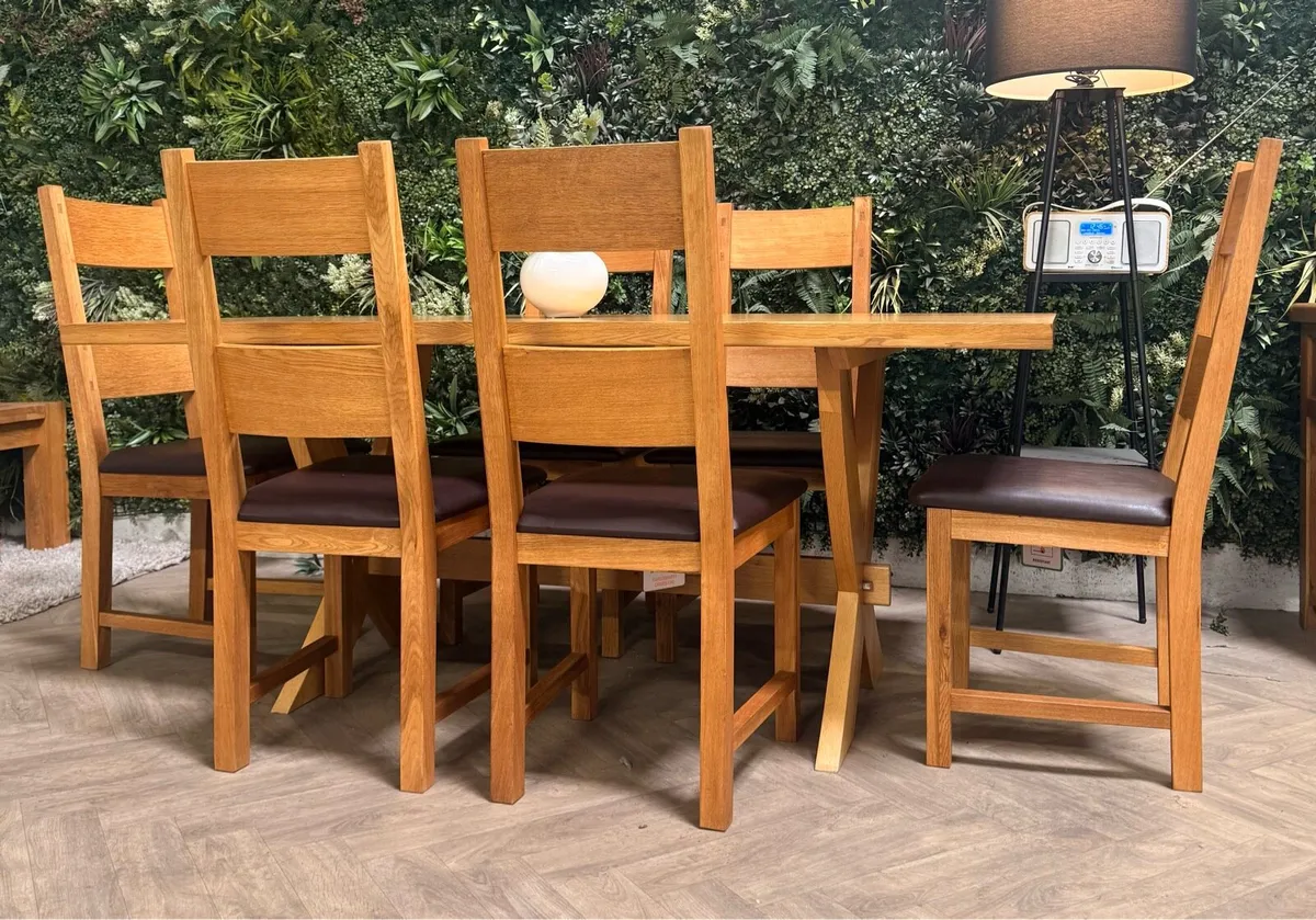 Solid oak kitchen table & 6 chairs - Image 2