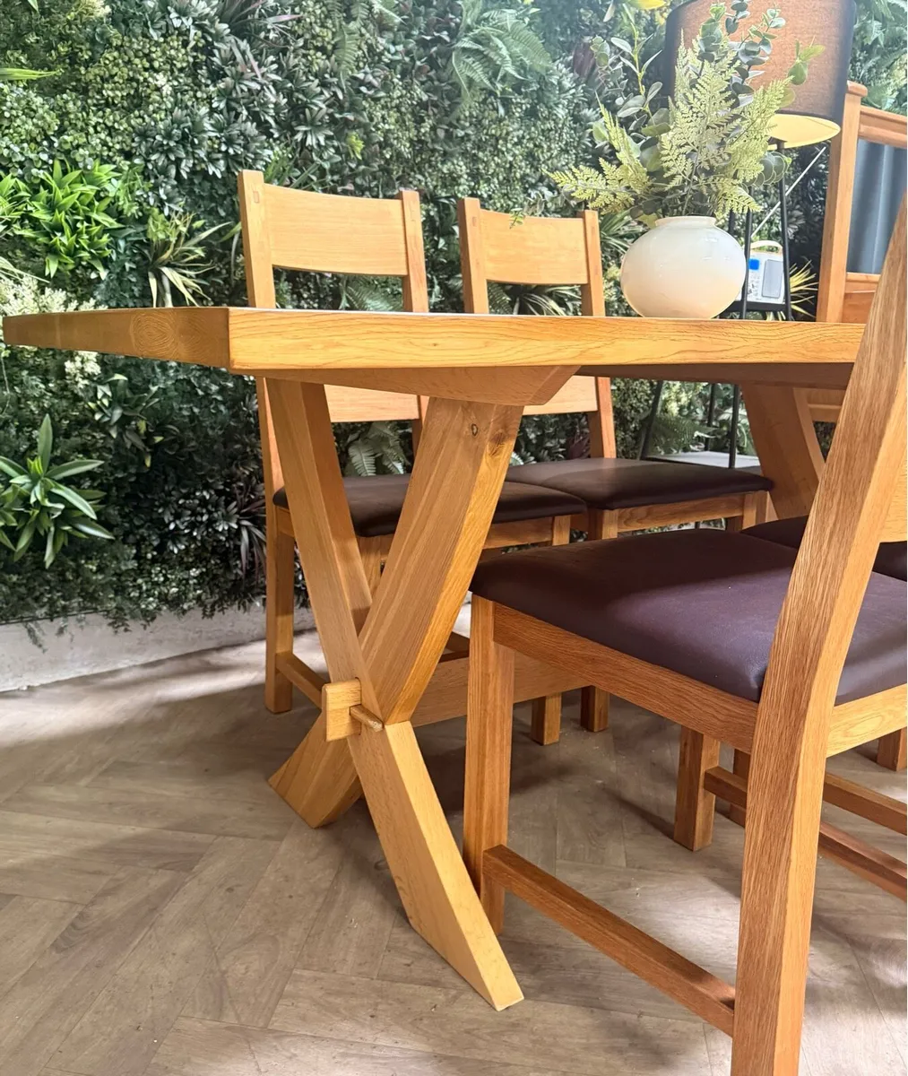 Solid oak kitchen table & 6 chairs - Image 3