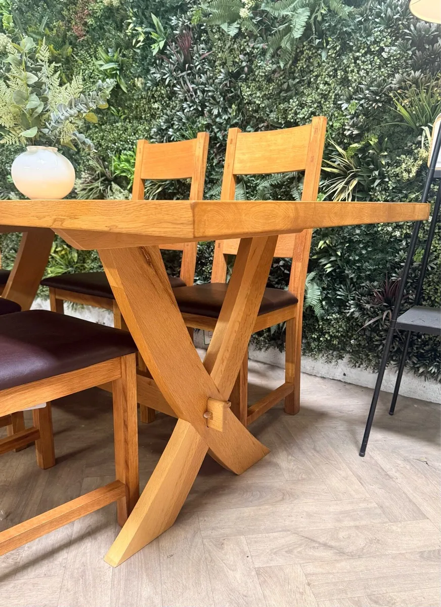 Solid oak kitchen table & 6 chairs - Image 4