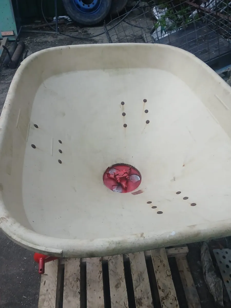 Ferttiliser spreader - Image 2