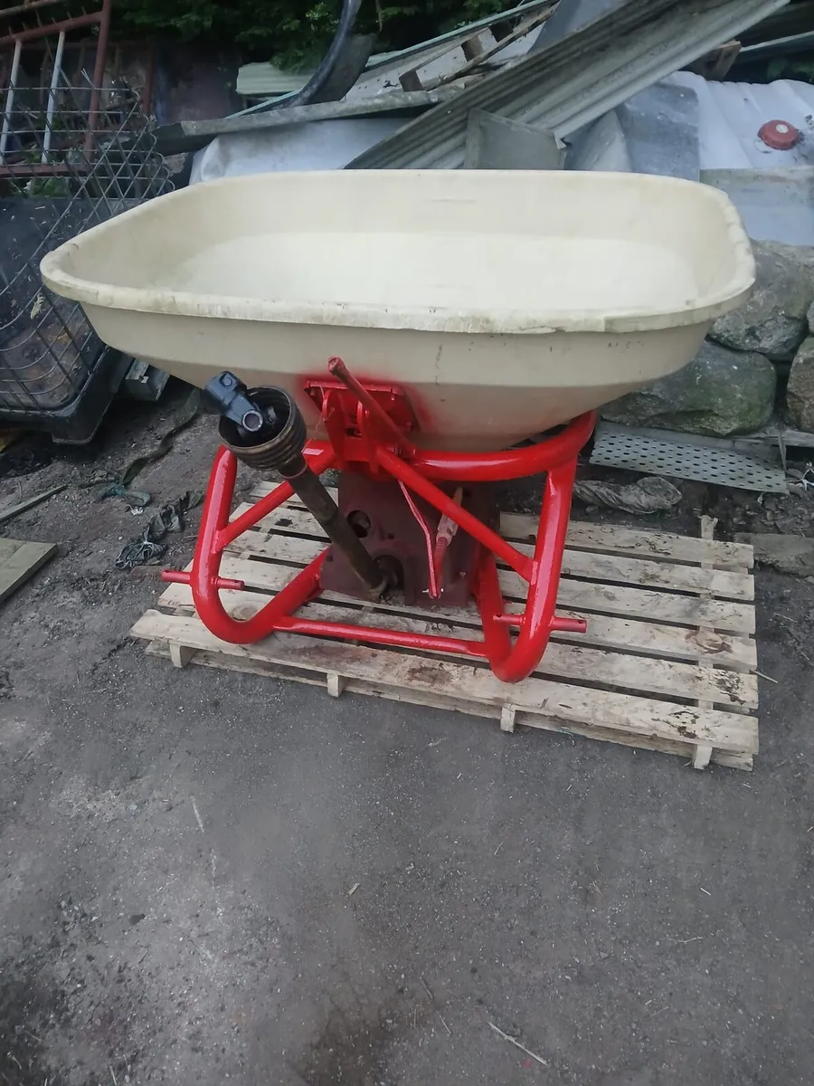 Ferttiliser spreader - Image 1