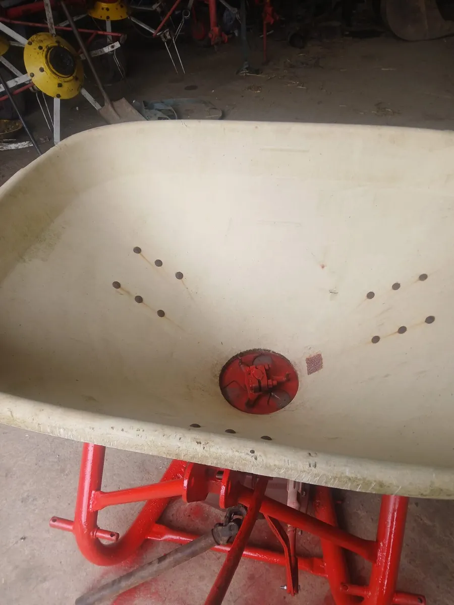Ferttiliser spreader - Image 3