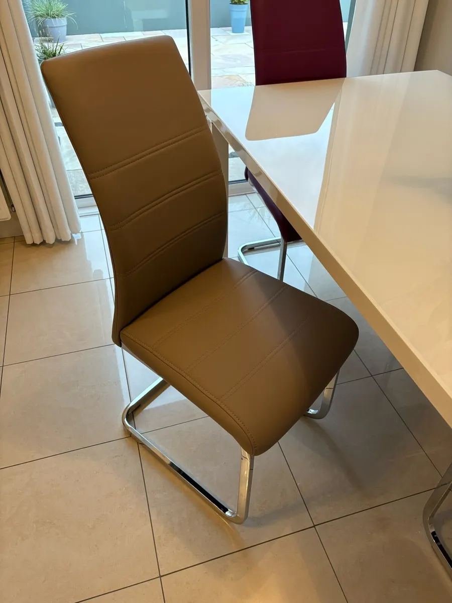 Kitchen Table and 4 Chairs - Image 3