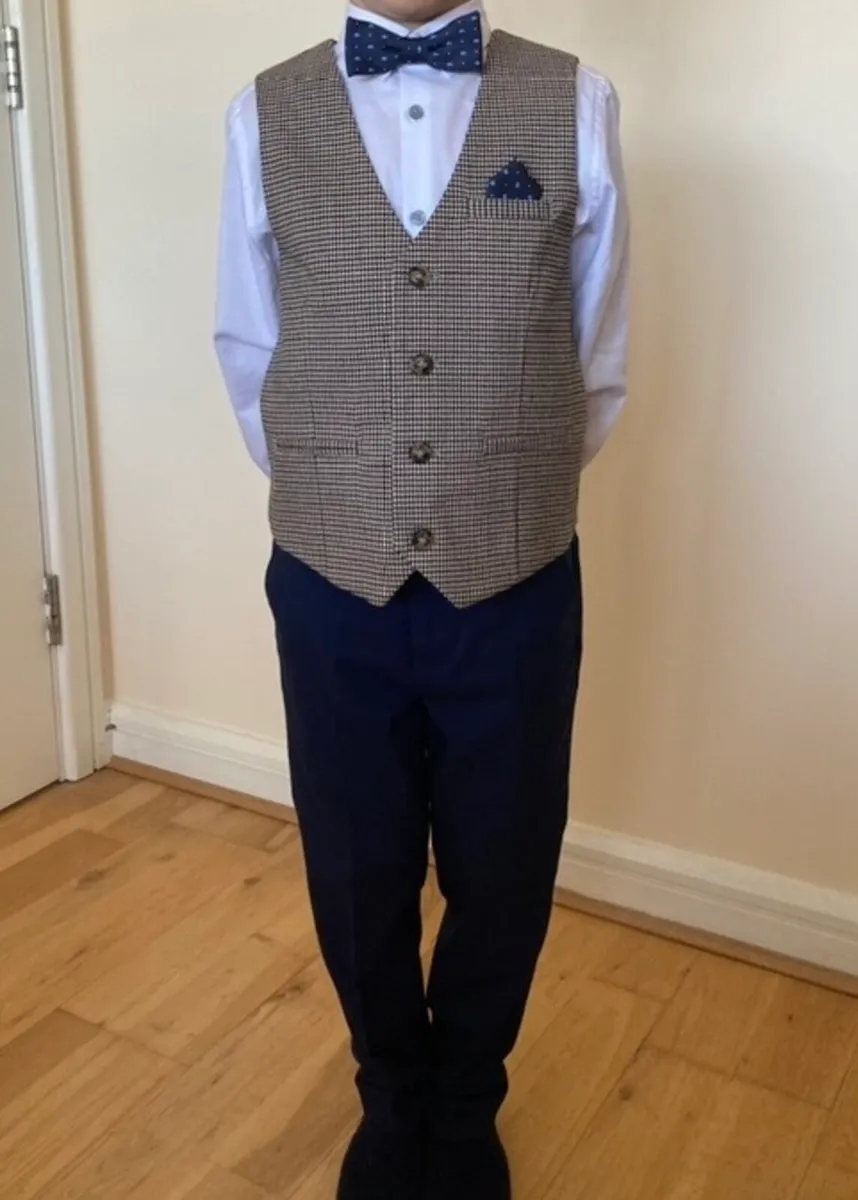 Boys suit - Image 3