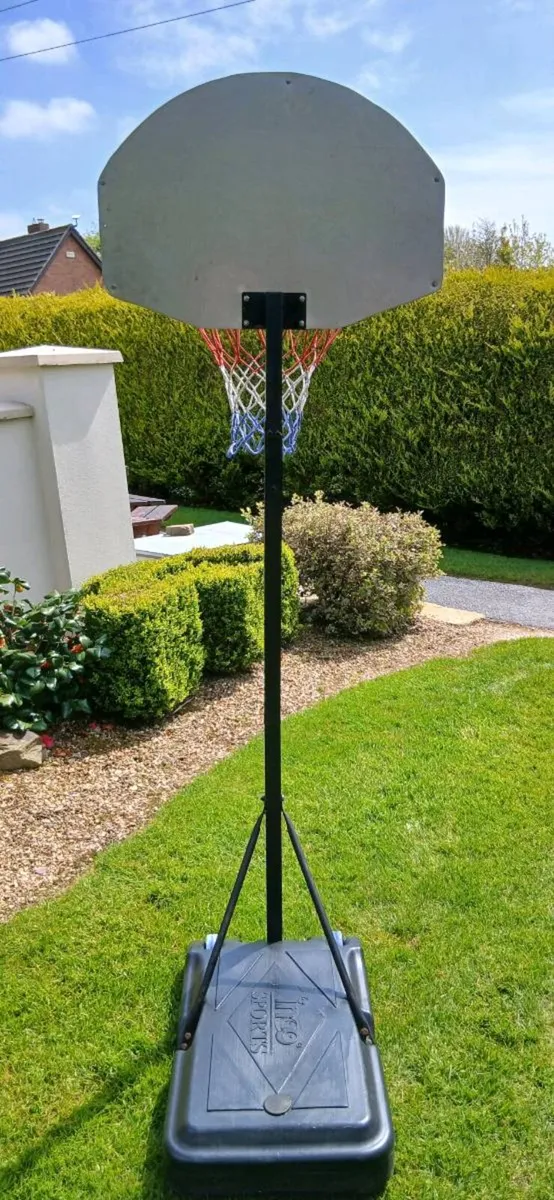 Basketball hoop - Image 1