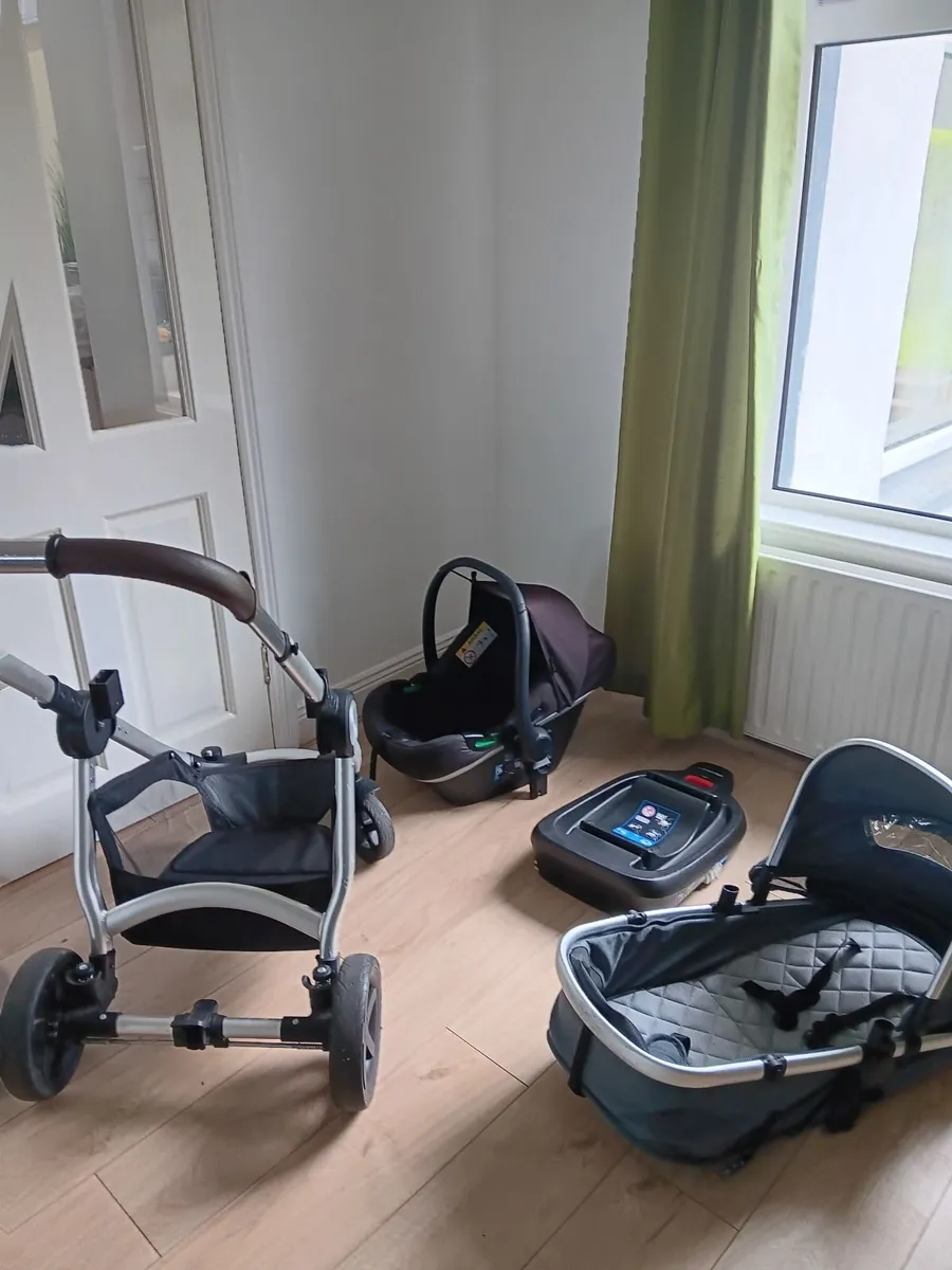 Buggy/pram & carseat set - Image 1