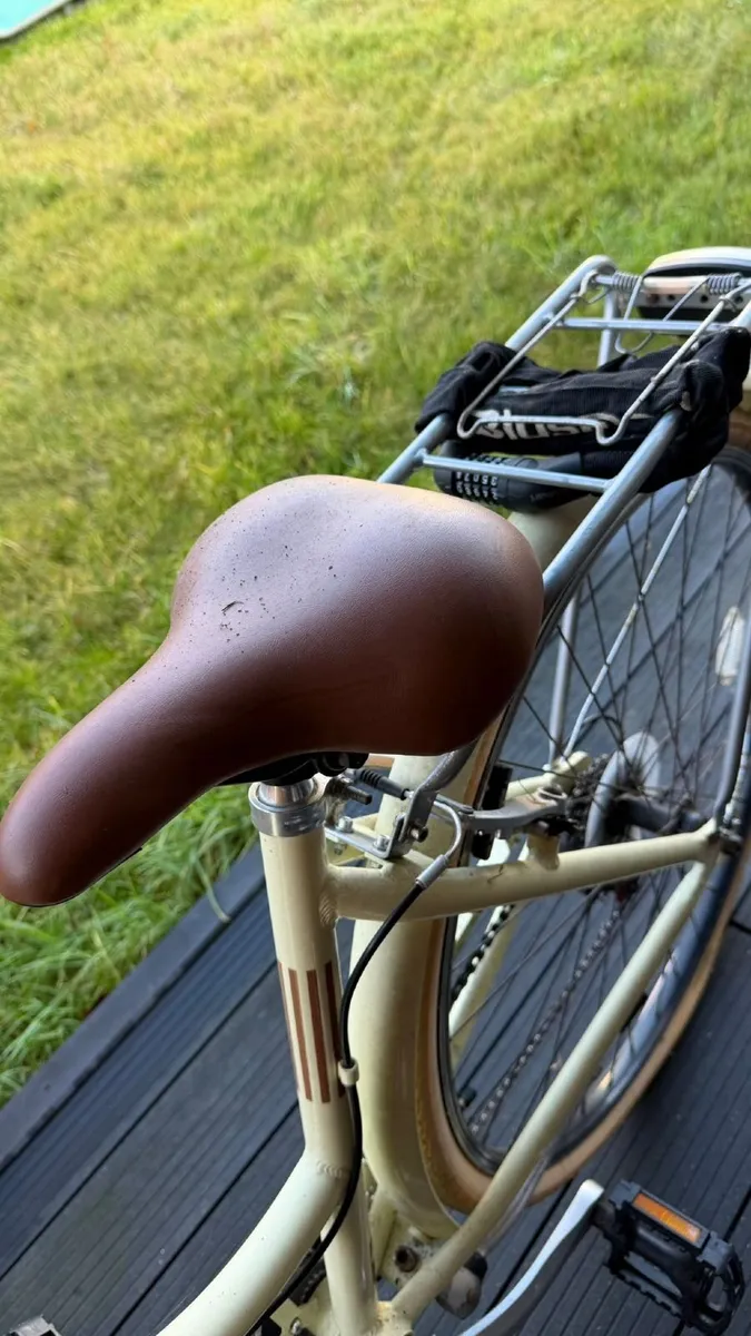 Bicycle with basket - Image 1
