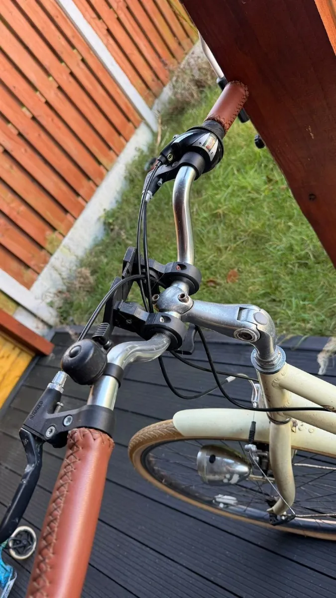 Bicycle with basket - Image 2
