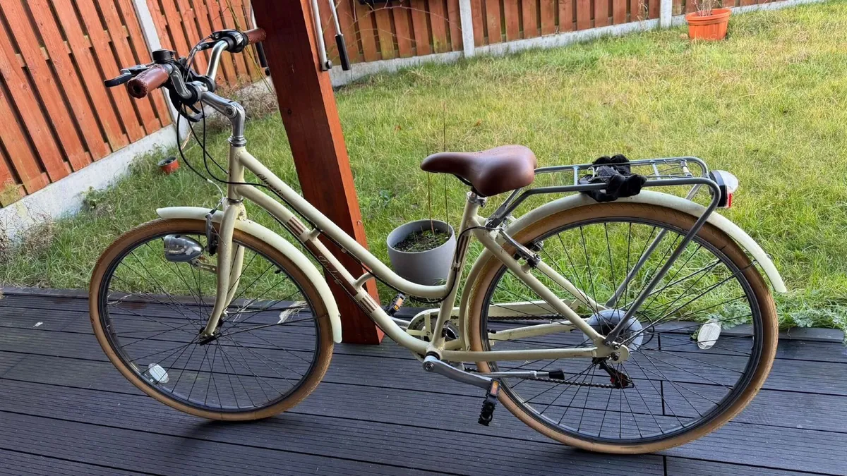 Bicycle with basket - Image 3