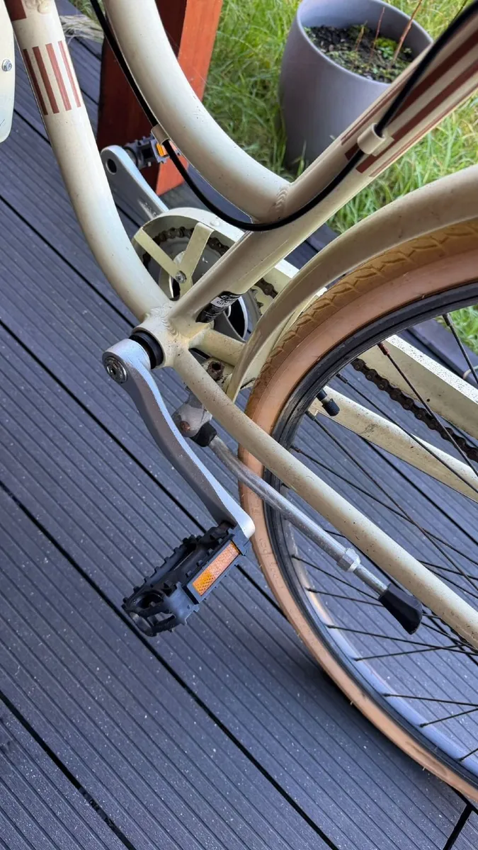 Bicycle with basket - Image 4