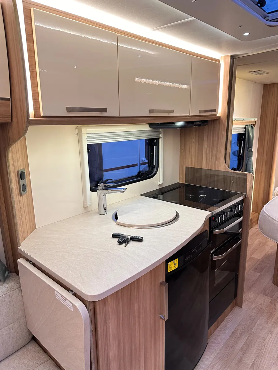 ✨STUNNING LUNAR ULTIMA 4 BERTH ISLAND BED✨ - Image 4