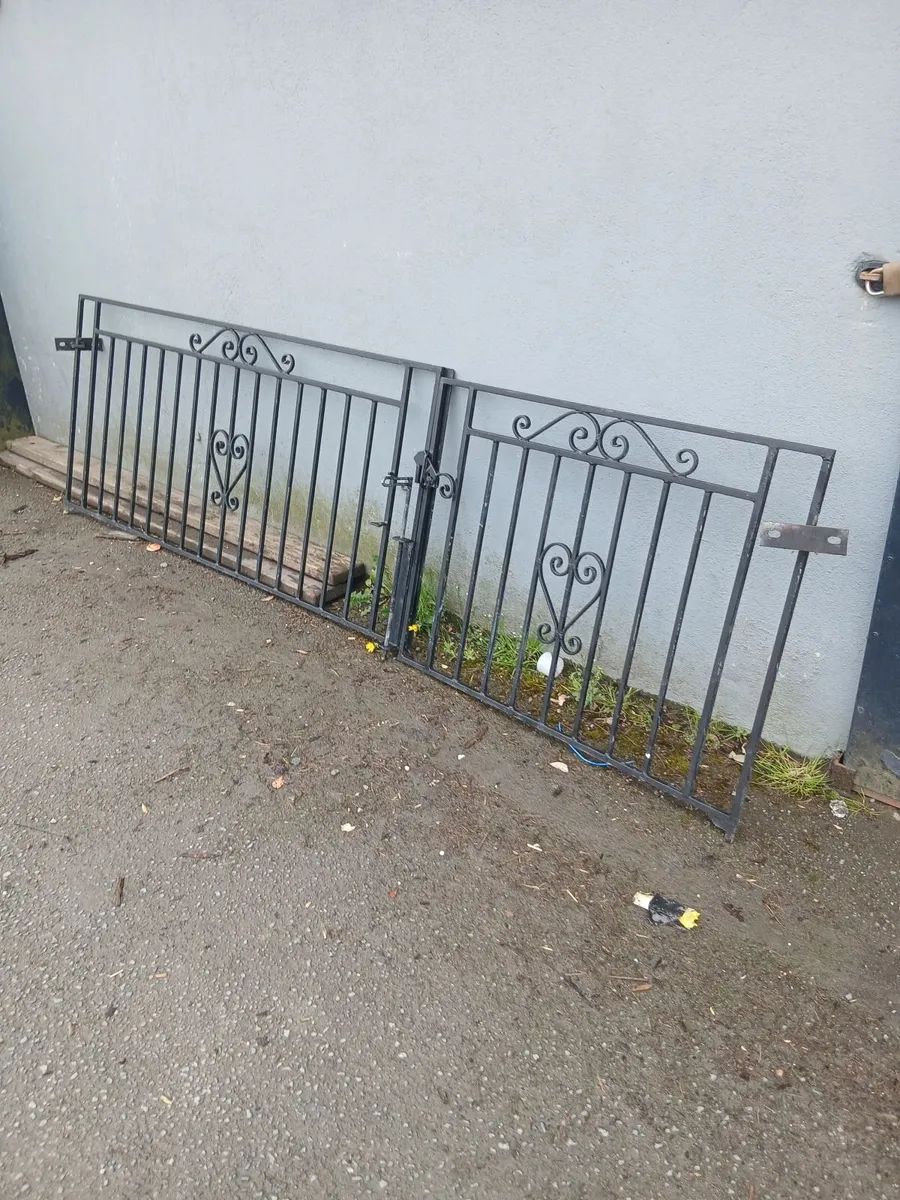 Sat of gates in excellent condition priced - Image 4