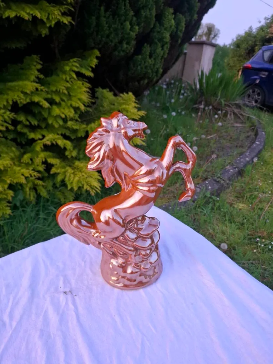 Horse statue postage possible