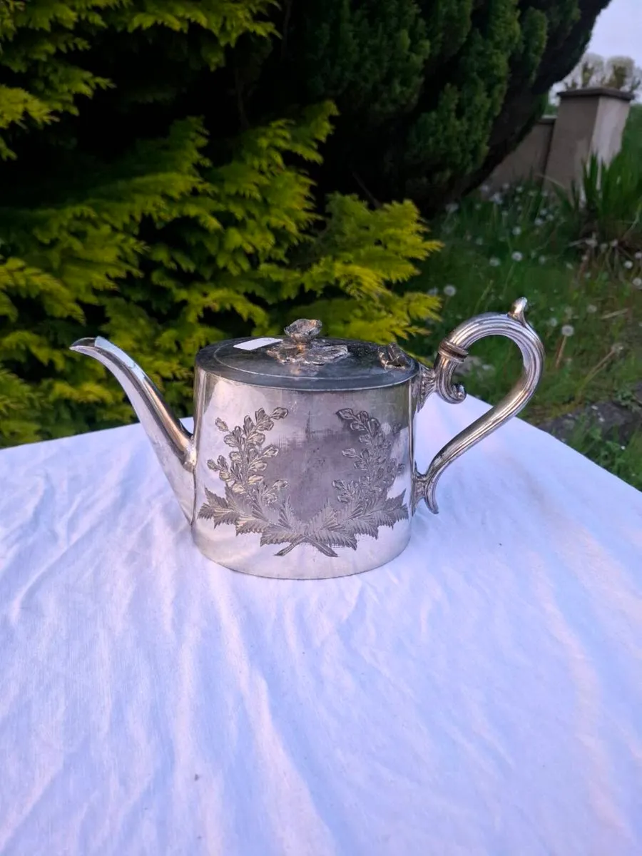 Silver platted tea pot postage possible - Image 1