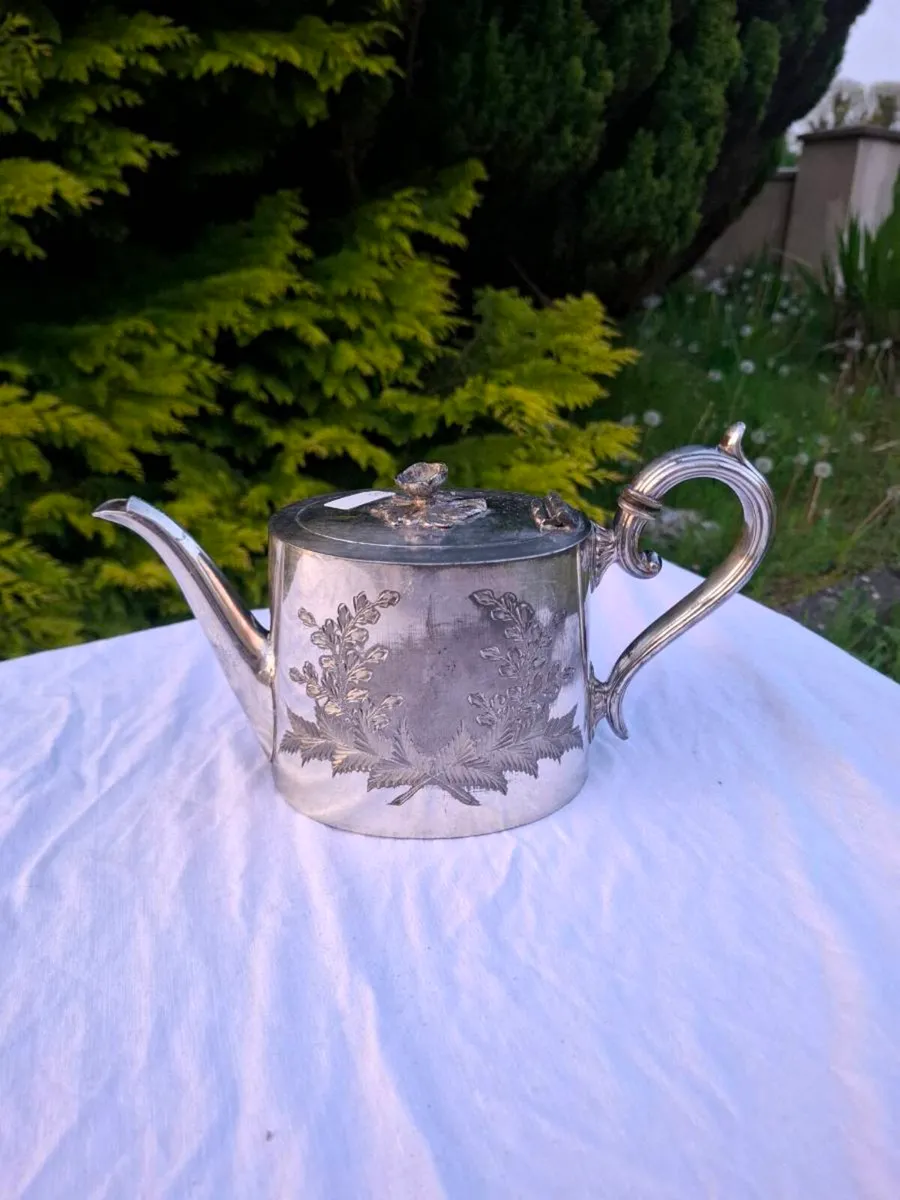 Silver platted tea pot postage possible - Image 2