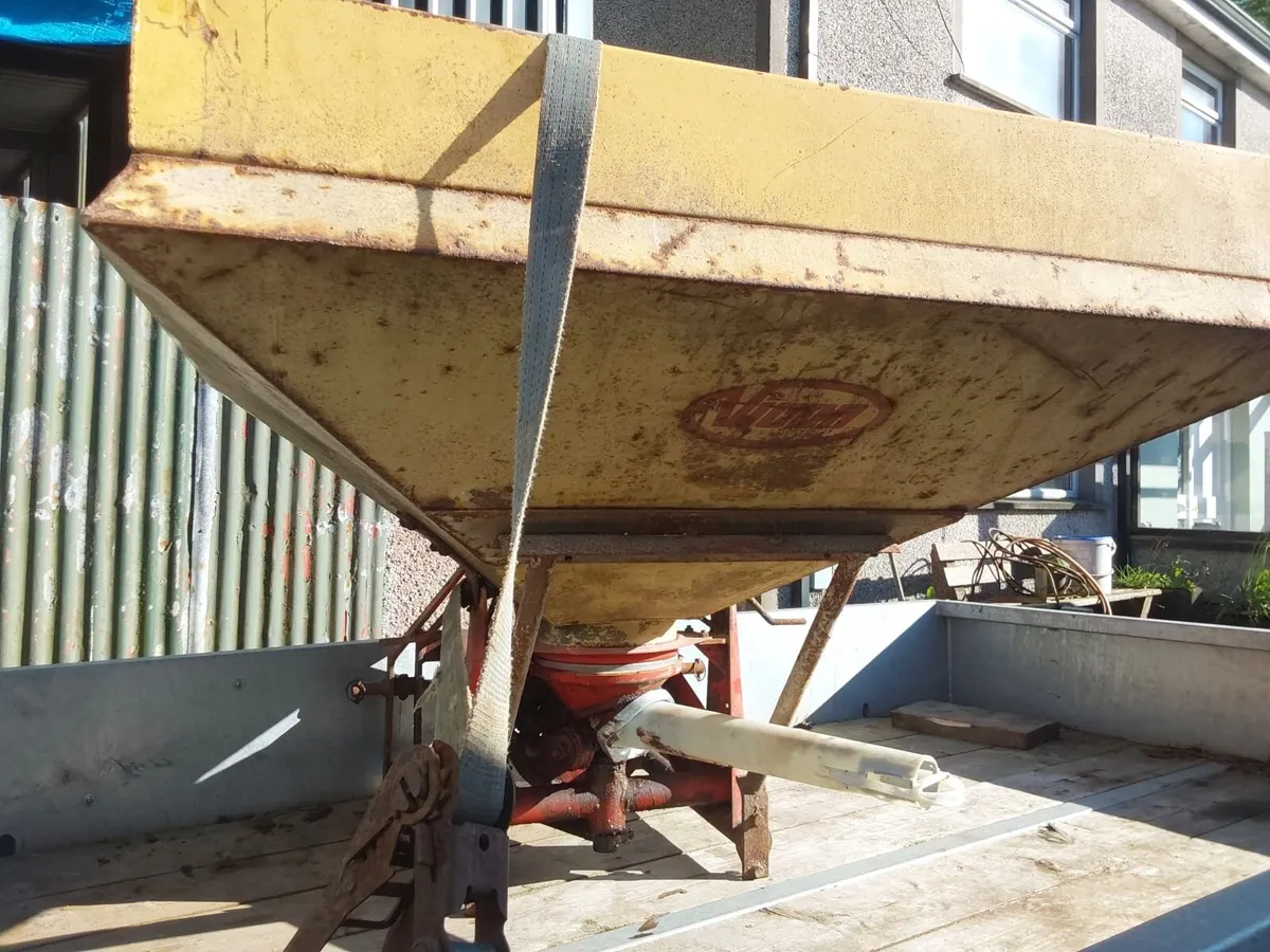 Fertiliser spreader - Image 1