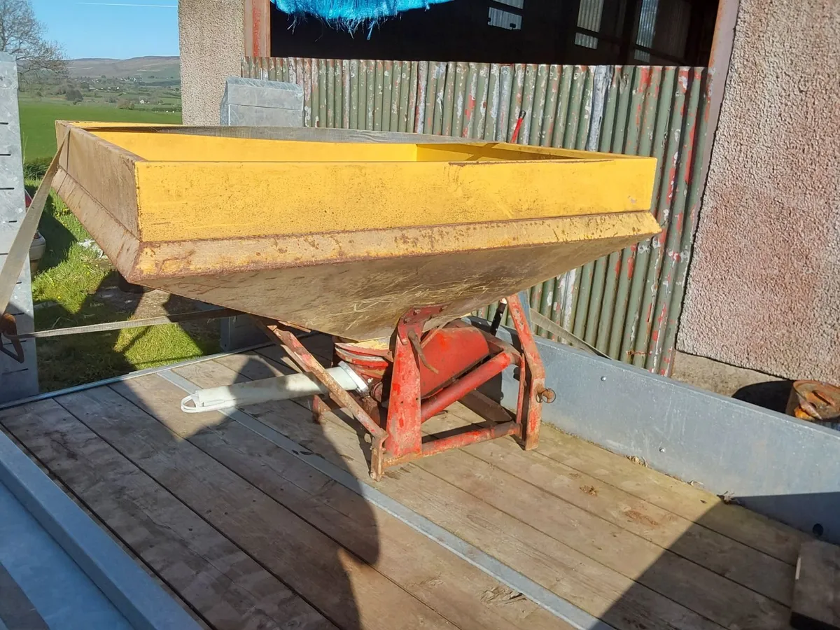 Fertiliser spreader - Image 2
