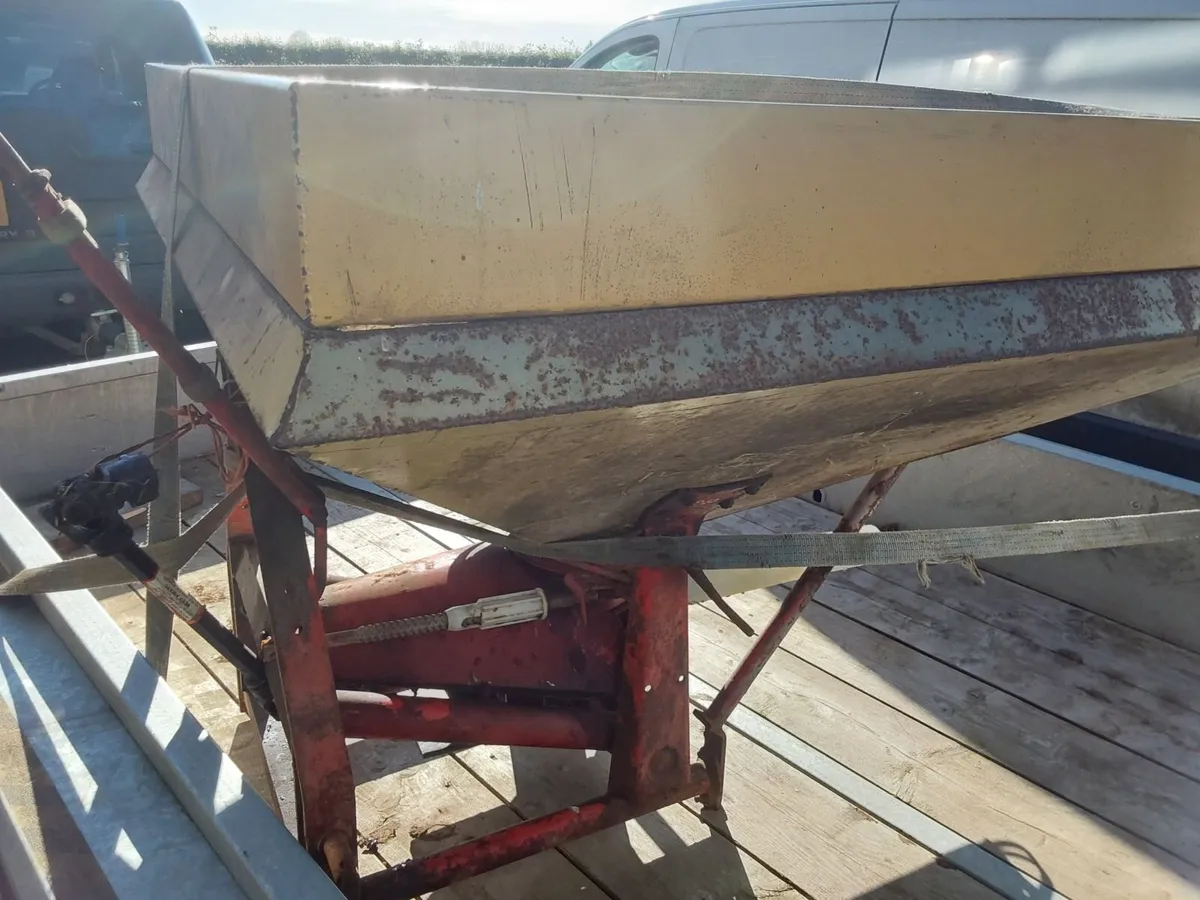 Fertiliser spreader - Image 3