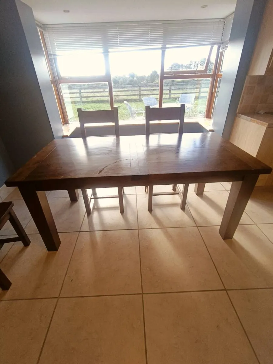 Table and 5 chairs - Image 1