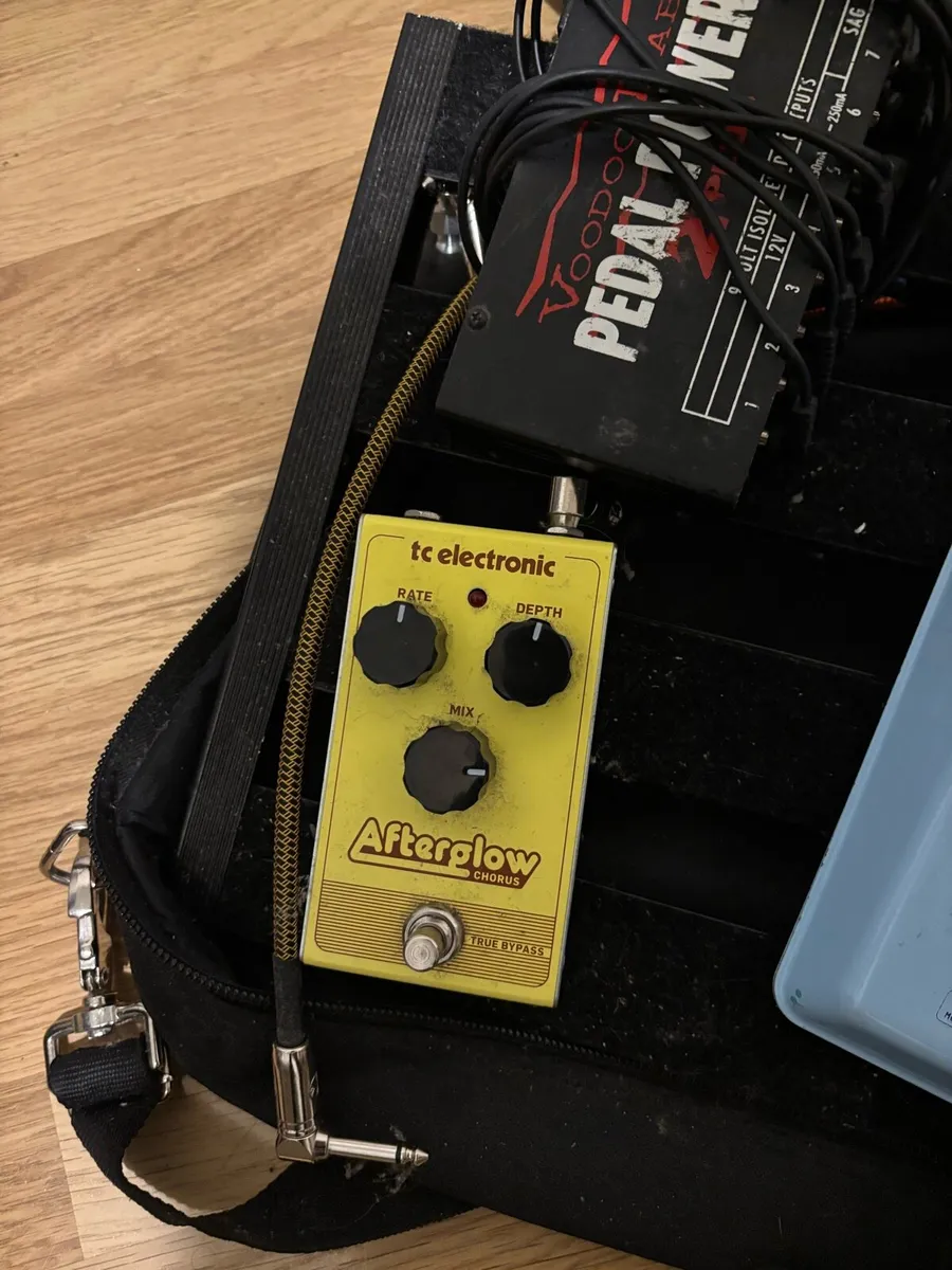 Guitar pedal collection with power supply and case - Image 4