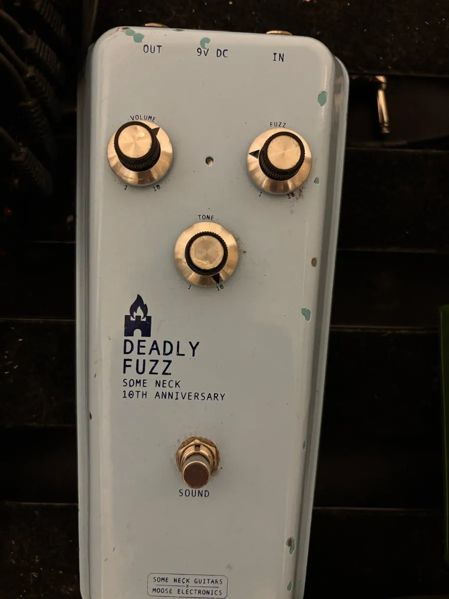 Guitar pedal collection with power supply and case - Image 2
