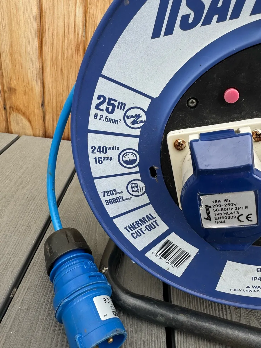 Safeline Blue Artic Cable Reel With 16 A Plug -25m - Image 2