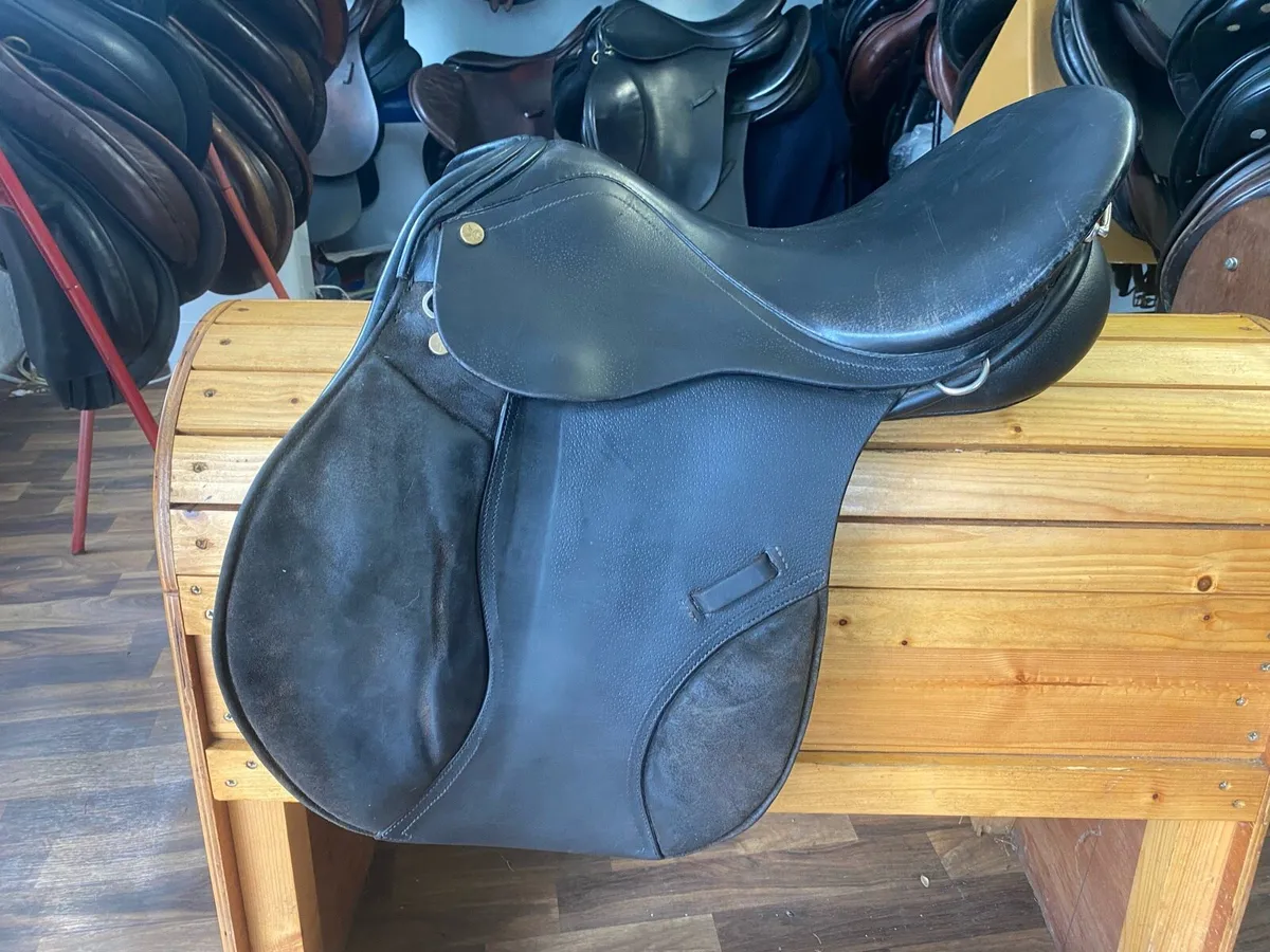 JC jump 17” WIDE Black Leather saddle - Image 1