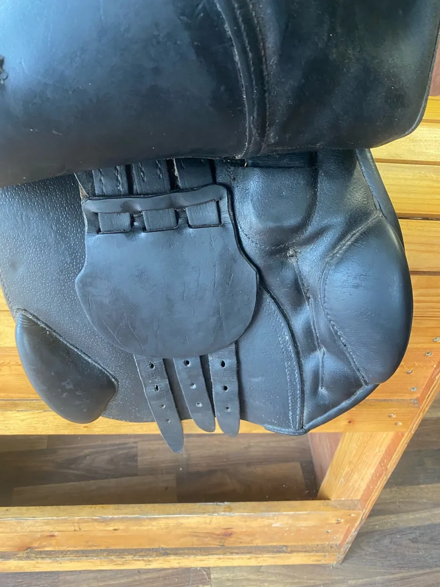 JC jump 17” WIDE Black Leather saddle - Image 4