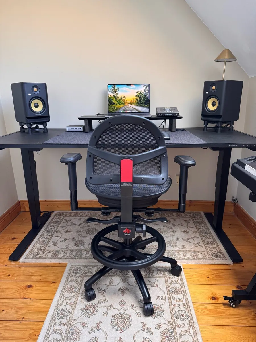 Stealth Pro Executive Chair - Image 1