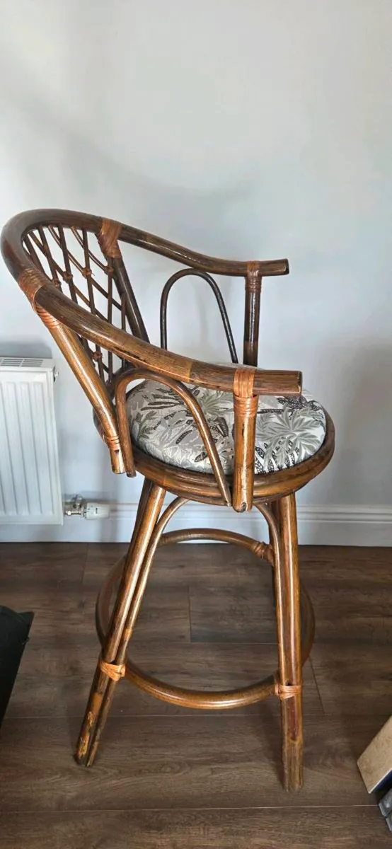 Wicker swivel bar stools - Image 2