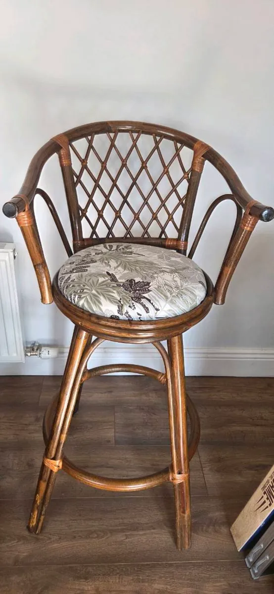 Wicker swivel bar stools - Image 3