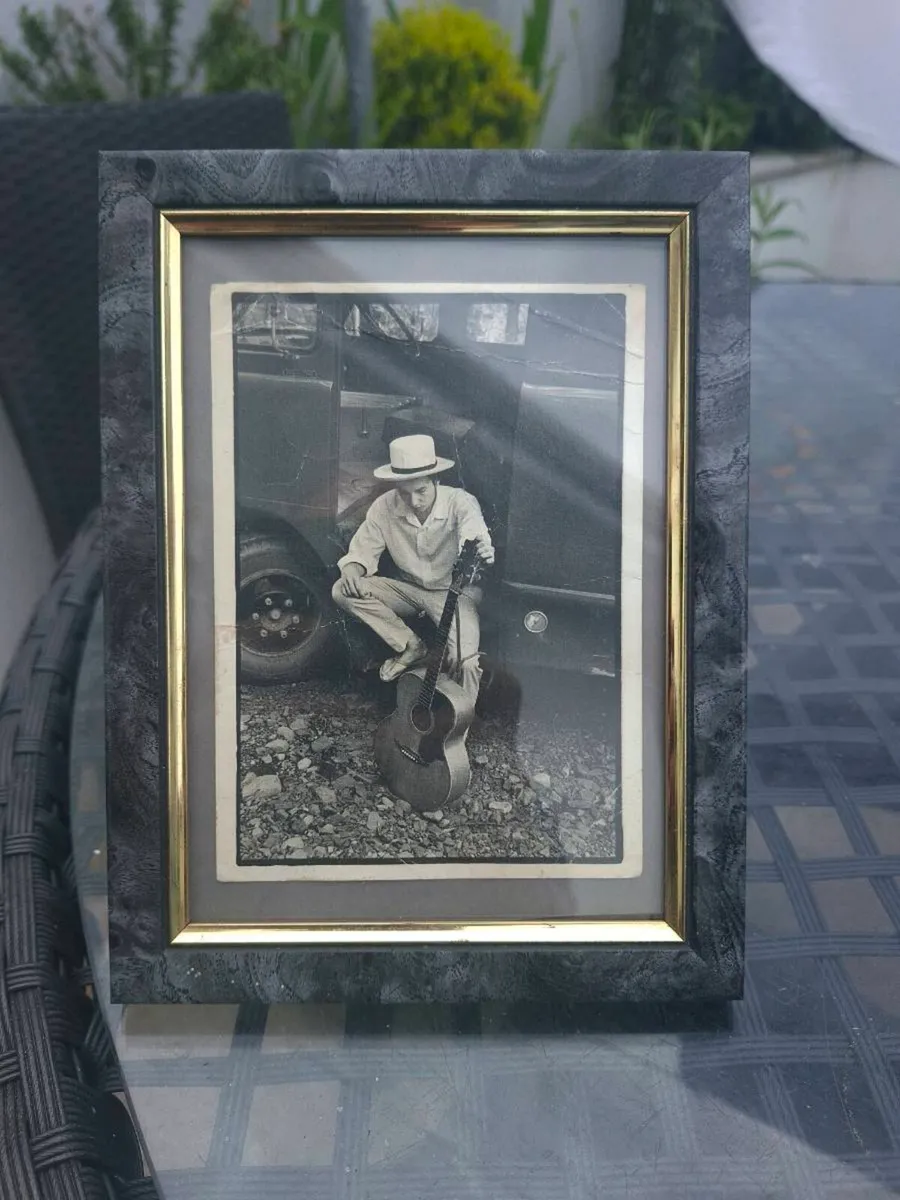 Vintage Bob Dylan framed postcard with inscription - Image 2