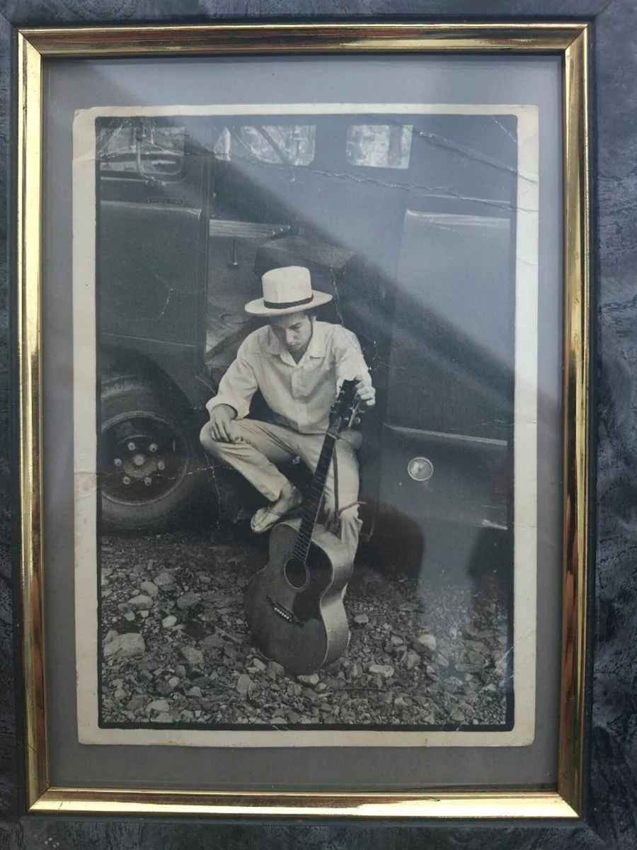 Vintage Bob Dylan framed postcard with inscription - Image 3
