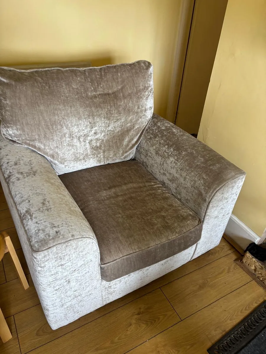 Arm chair - as new - Image 2