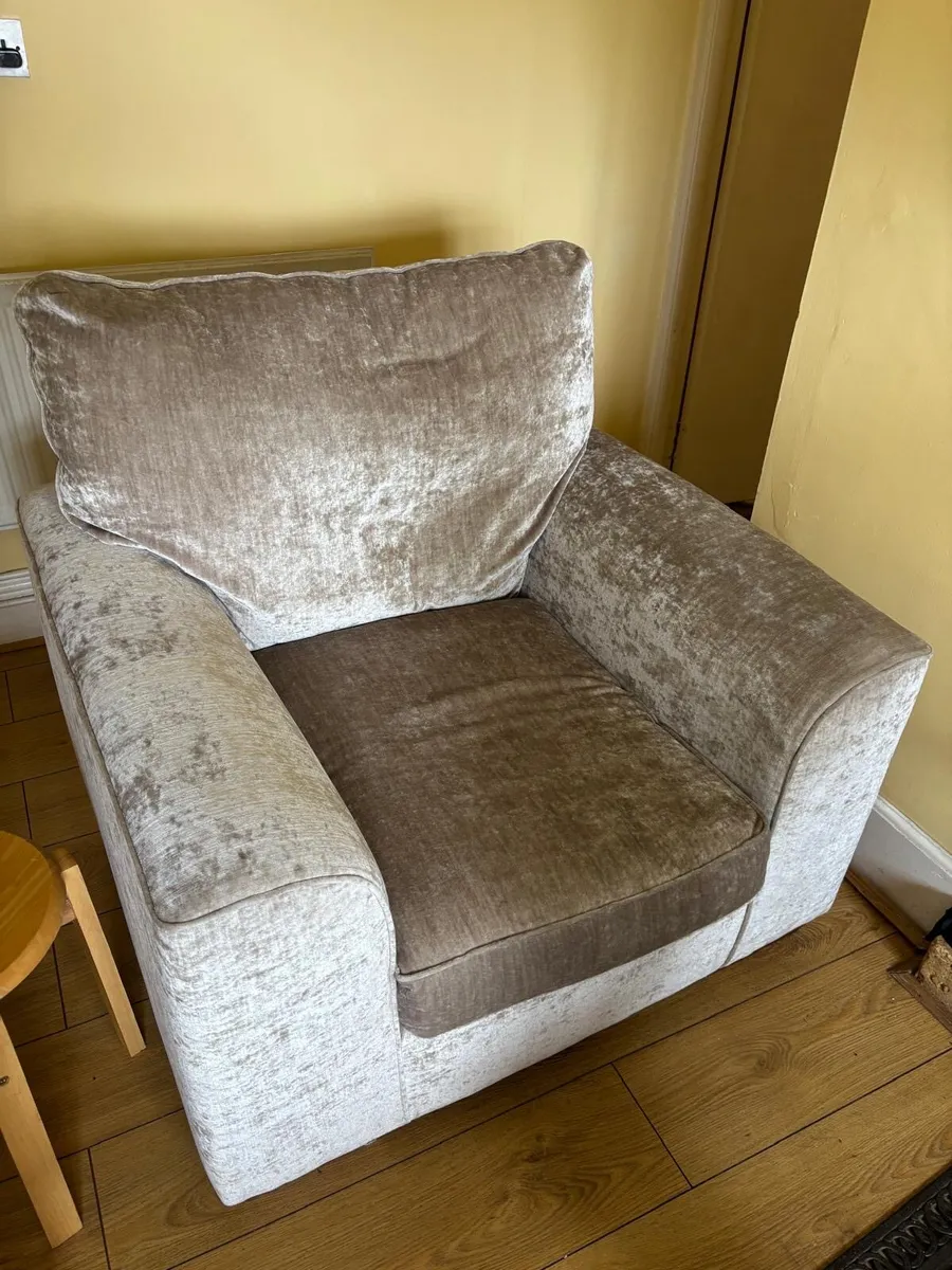 Arm chair - as new - Image 1