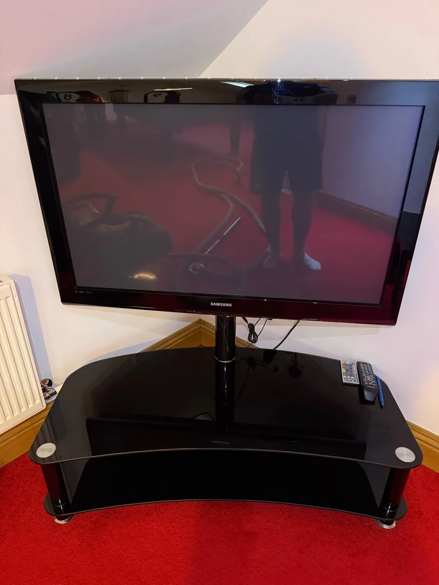 42” tv on table stand,2 gaming chairs - Image 4